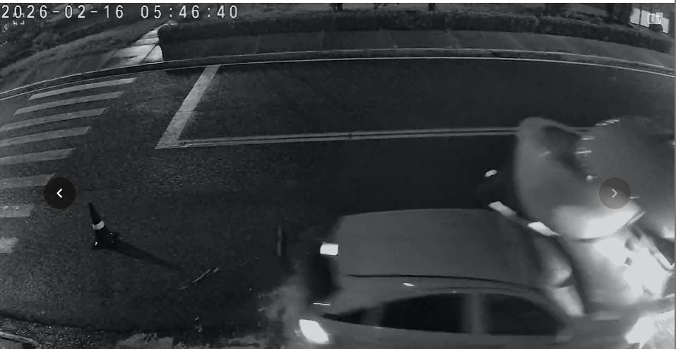 Carro atinge quiosque na madrugada desta segunda-feira na Vila Permanente, em Tucuruí